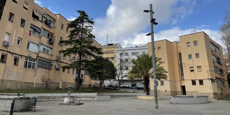 Plaza de los bloques del barrio de La Florida de L'Hospitalet donde se reúnen cada noche Morad y sus amigos / MA