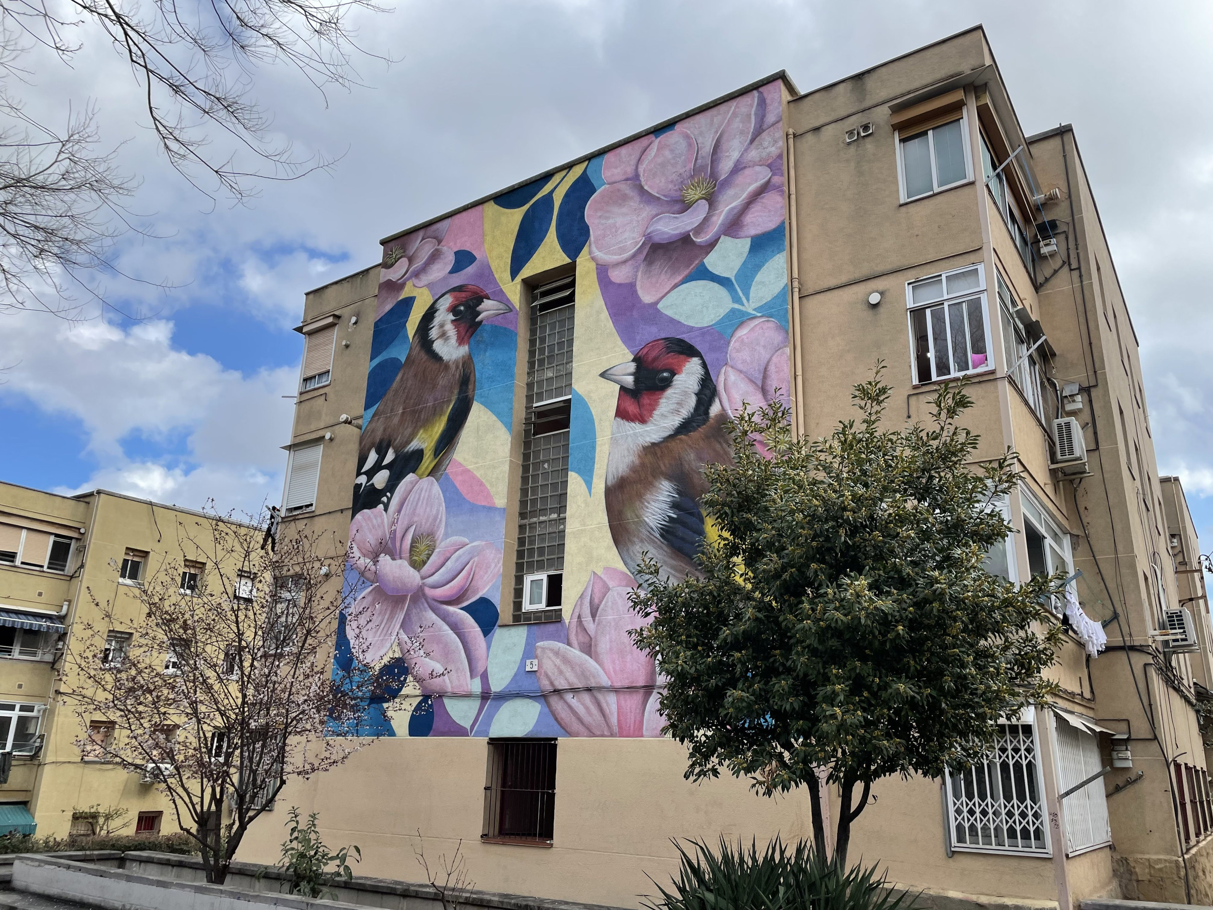 Mural en uno de los bloques del barrio de La Florida de L'Hospitalet / MA