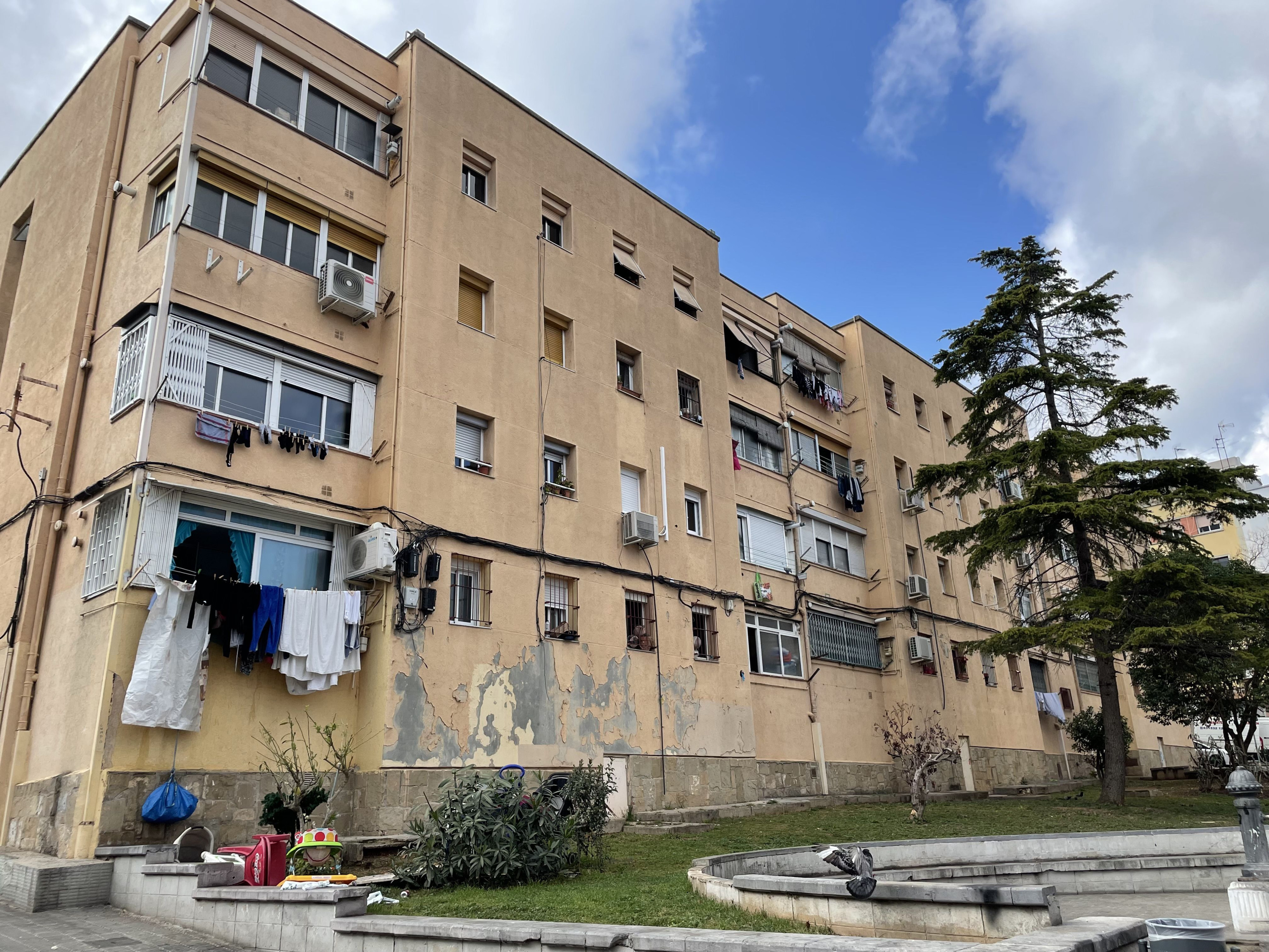 Plaza de los bloques del barrio de La Florida de L'Hospitalet, donde Morad y su banda han tomado el control / MA