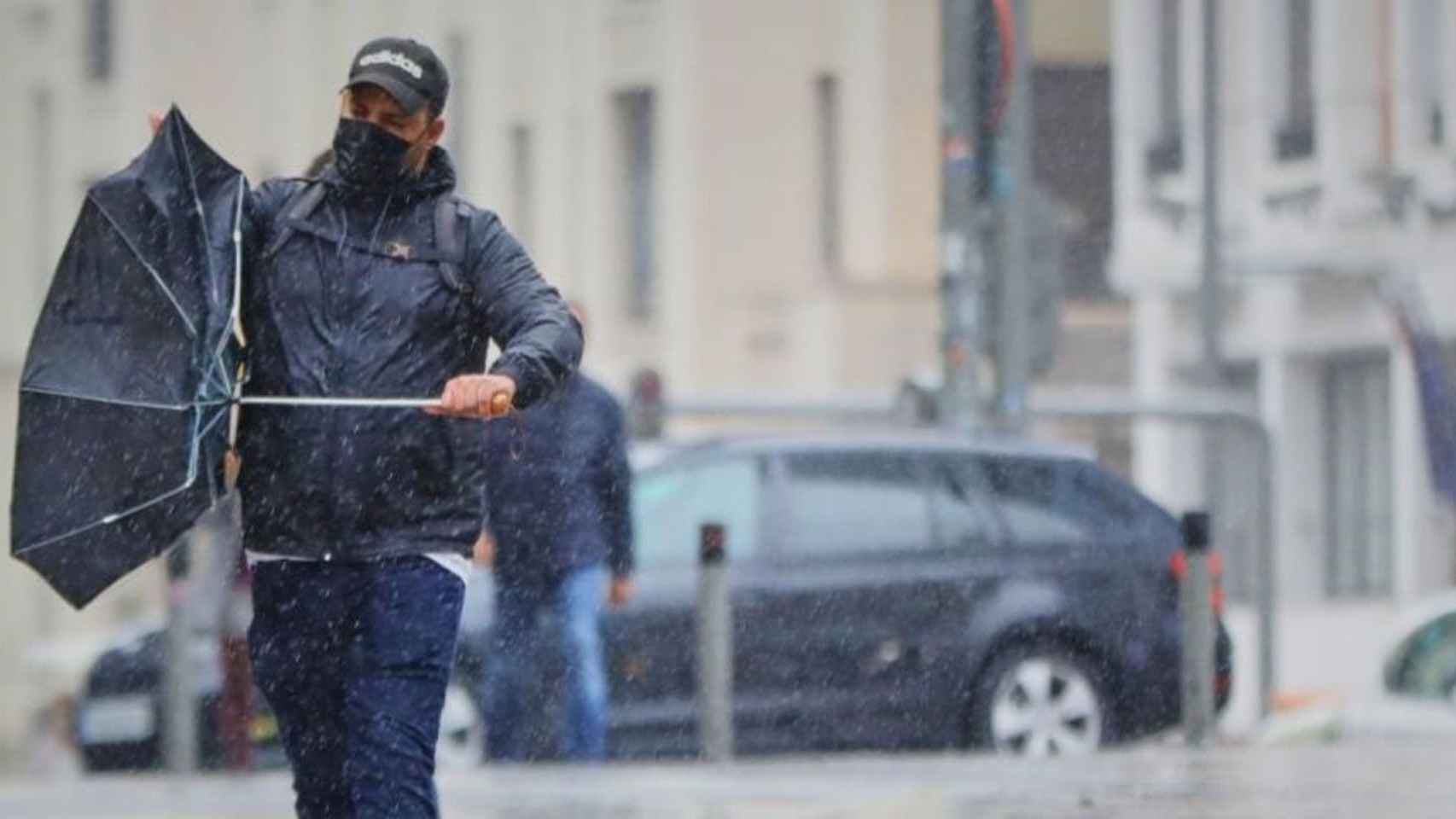 Un hombre se pasea bajo la lluvia en Barcelona / EUROPA PRESS