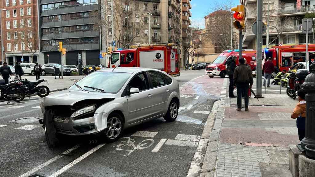 Así ha quedado uno de los dos coches afectados tras el accidente en el Eixample / METRÓPOLI