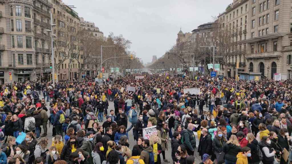 Miles de profesores se manifiestan este martes en contra del adelanto escolar / TWITTER