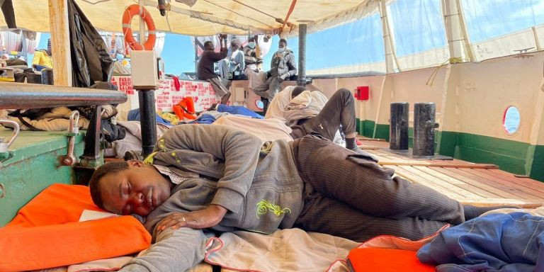 Un hombre descansando en el barco de Open Arms tras ser rescatado del mar / TWITTER