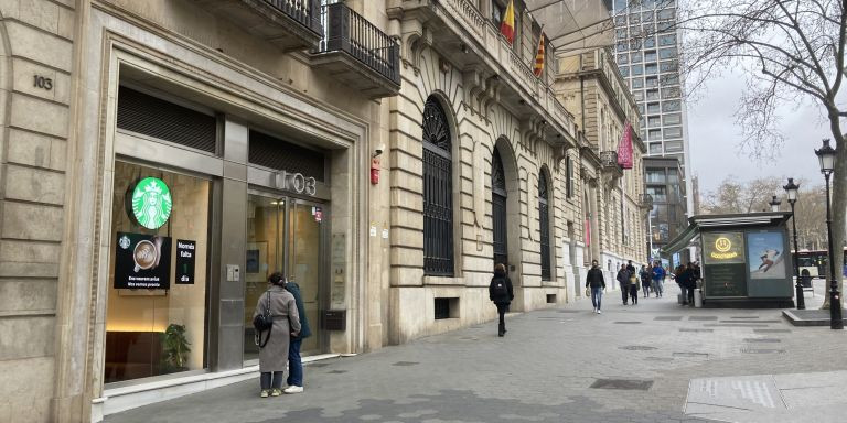 Exterior del nuevo comercio de Starbucks en paseo de Gràcia de Barcelona / METRÓPOLI