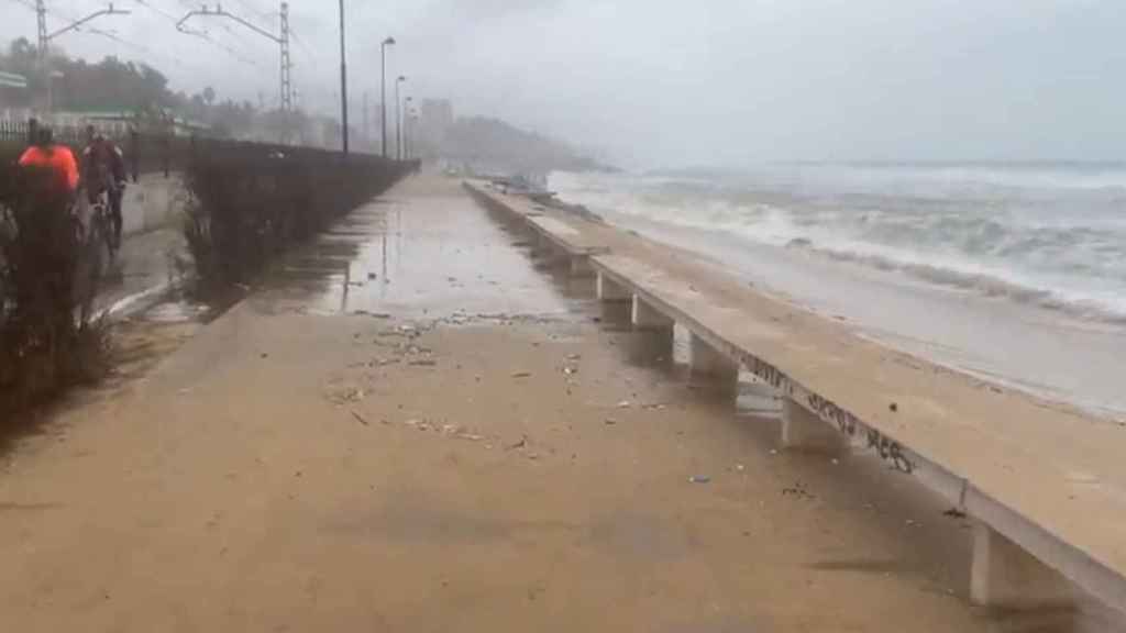 El paseo marítimo de Badalona sufre destrozos