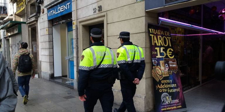 Dos agentes de la Guardia Urbana patrullando por Barcelona / AYUNTAMIENTO DE BARCELONA