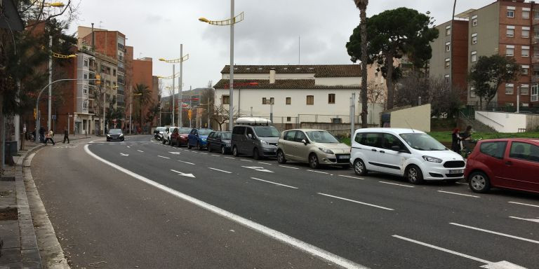 Vehículos estacionados en la avenida de Río de Janeiro / METRÓPOLI - RP