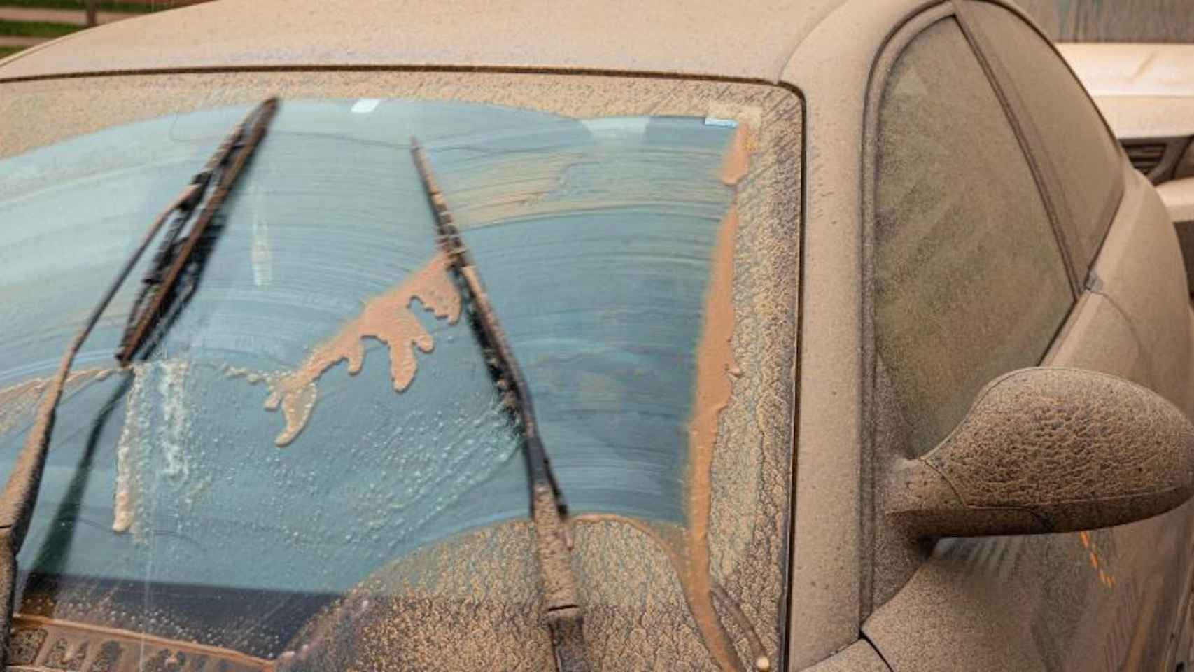 Imagen de un coche bajo el polvo del Sáhara en una imagen de archivo