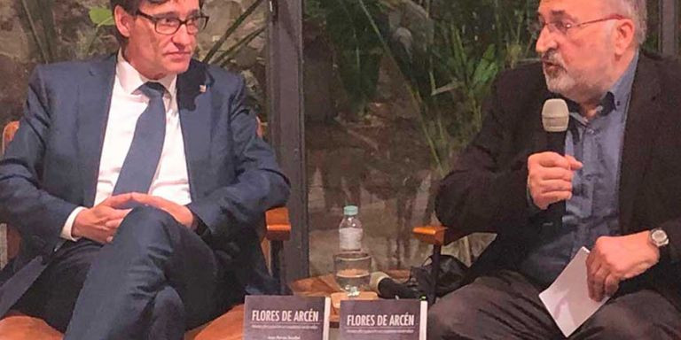 Salvador Illa y Joan Ferran, en la presentación del libro 'Flores de arcén' / MA