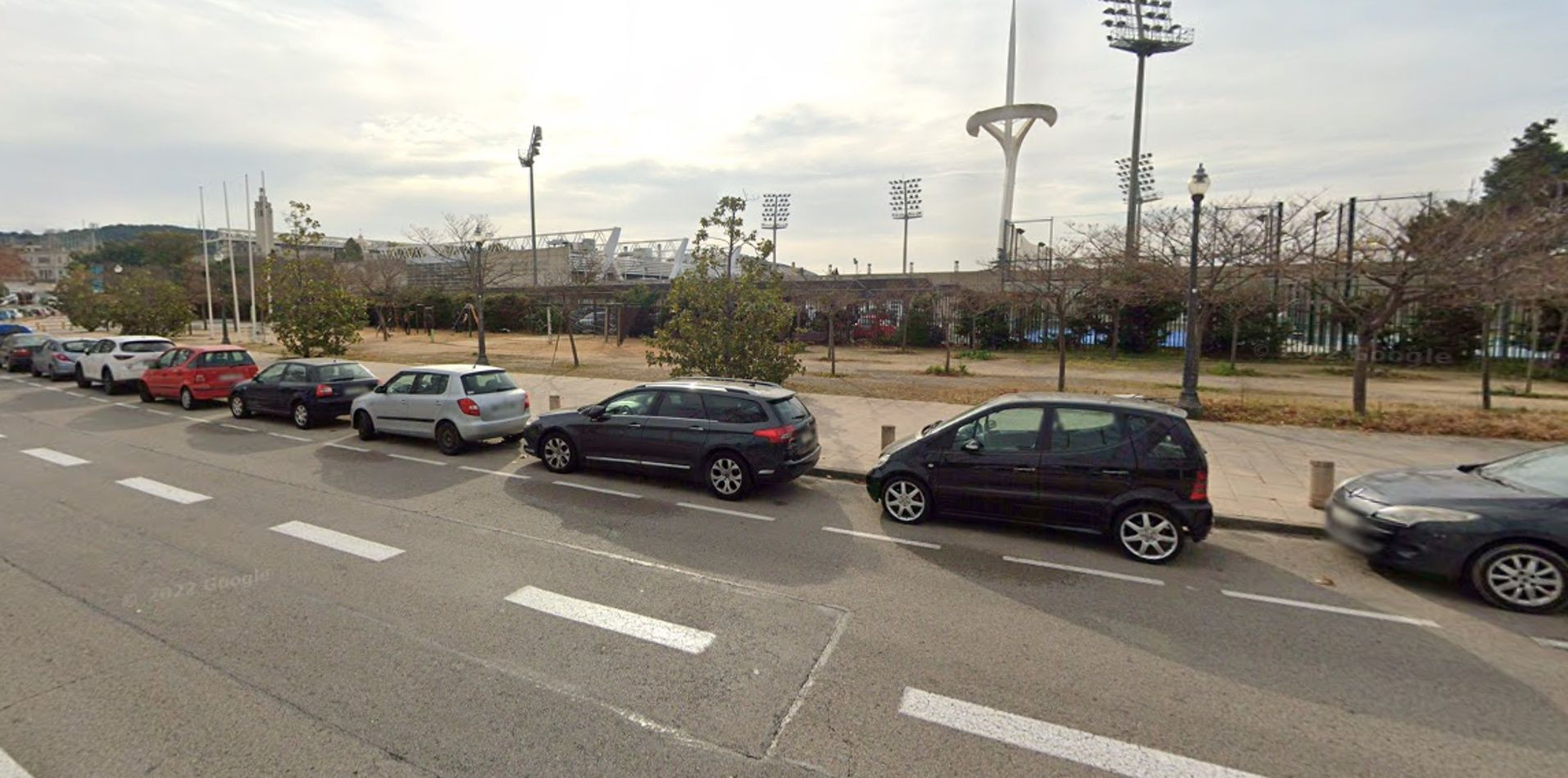 Vehículos estacionados en la avenida del Estadi / GOOGLE MAPS