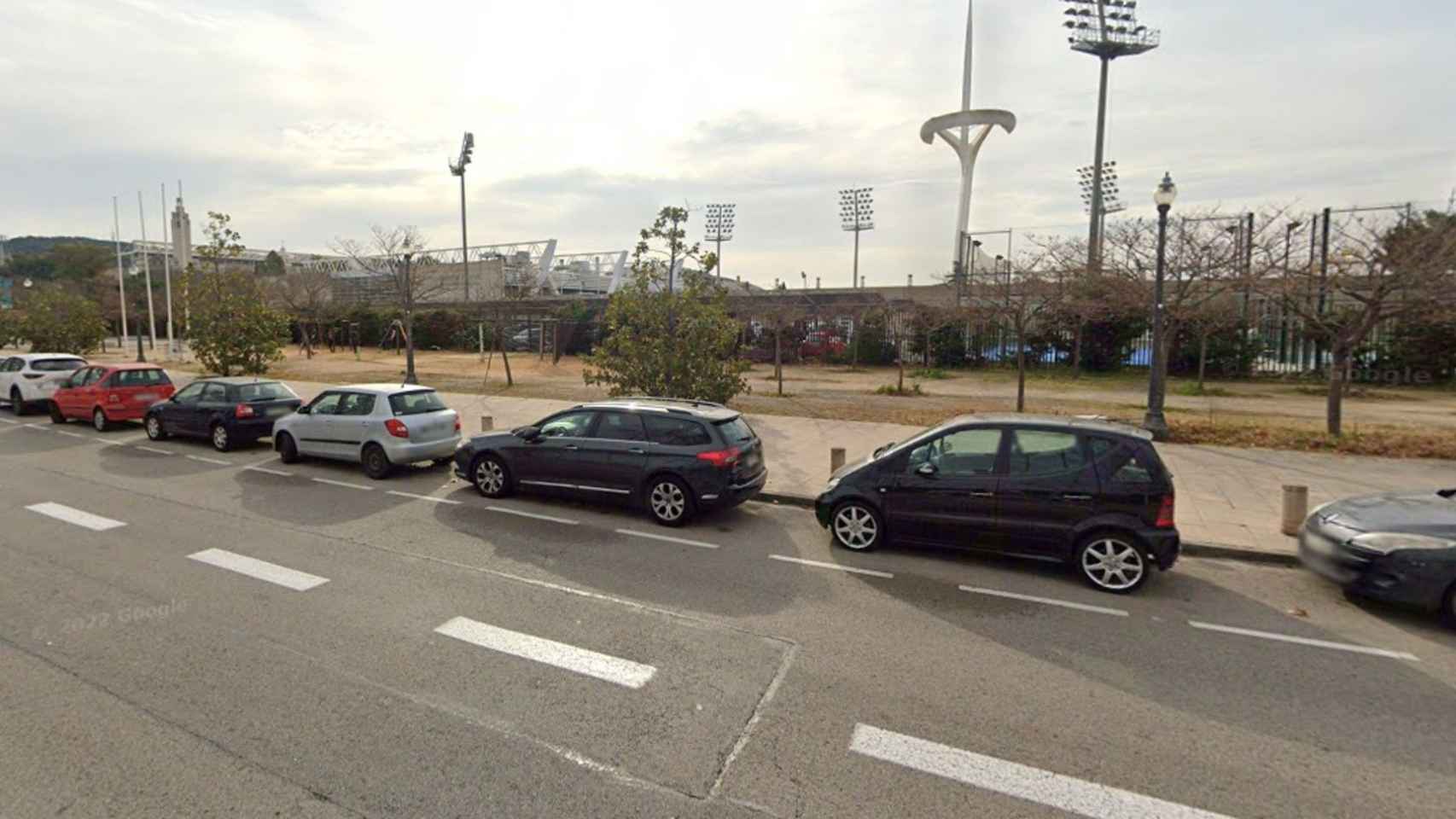 Vehículos estacionados en la avenida de l'Estadi de Montjuïc / MAPS