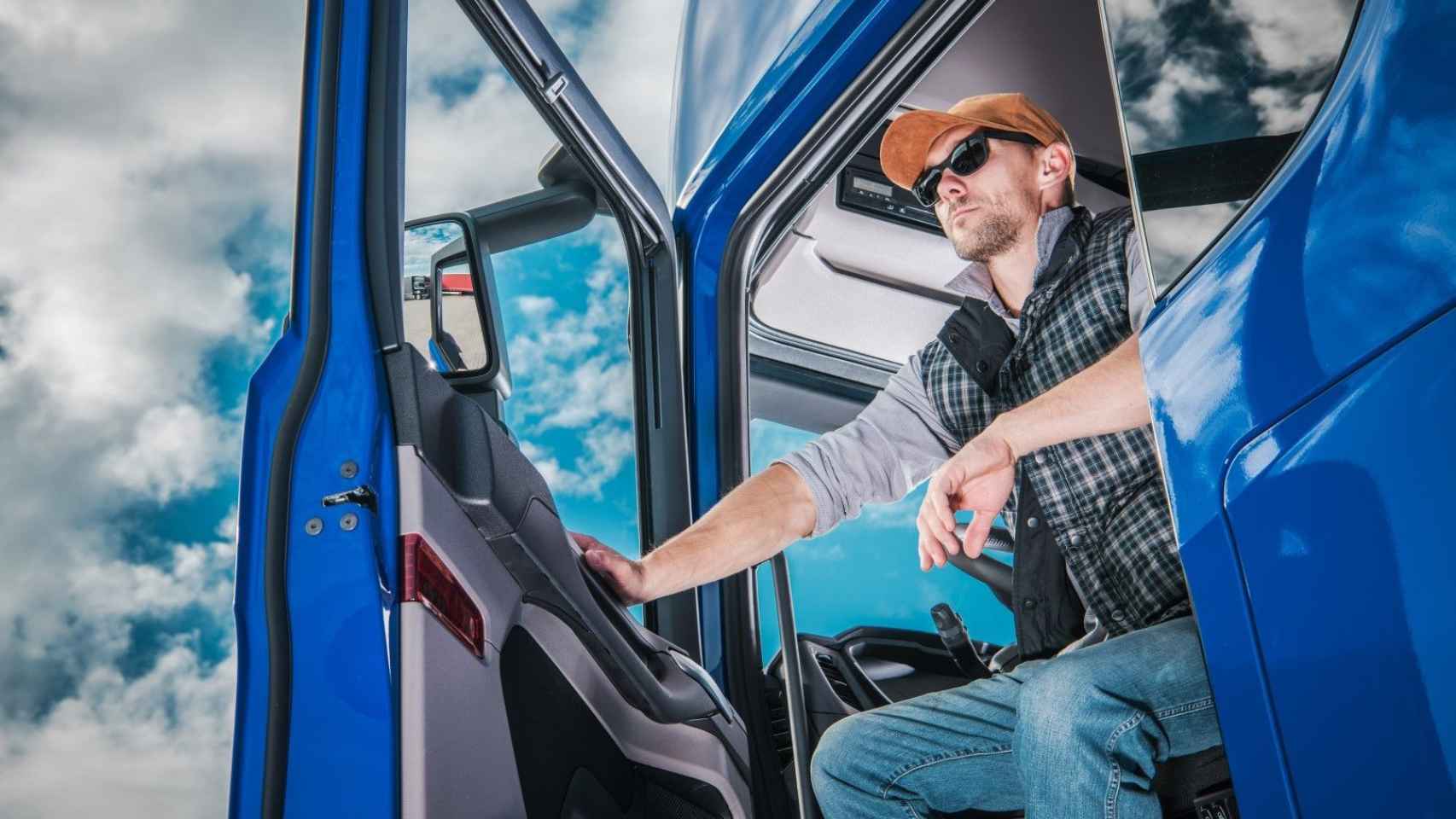 Camionero bajando de la cabina