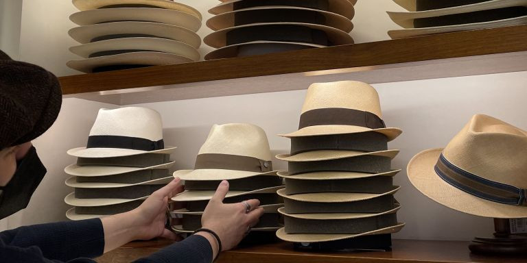 Sombreros Panamá expuestos en una estantería de la Mil / METRÓPOLI