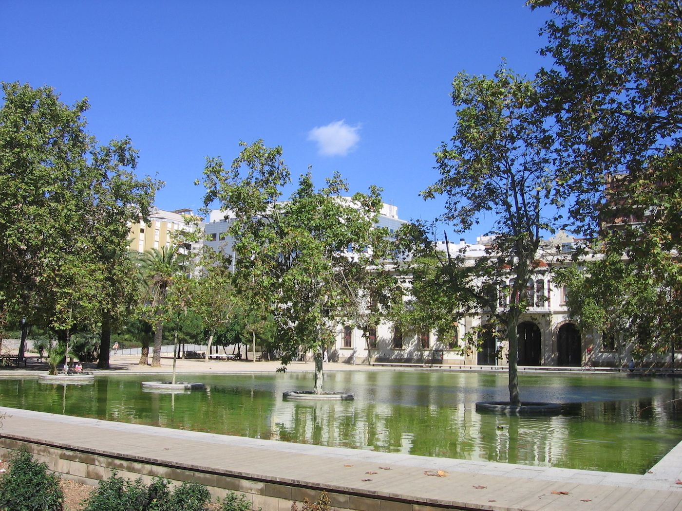 Estanque de los jardines del Baix Guinardó de Barcelona, donde se ubicará el mercado de la Estrella / ARCHIVO