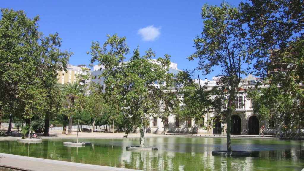 Estanque de los jardines del Baix Guinardó de Barcelona, donde se ubicará el mercado de la Estrella