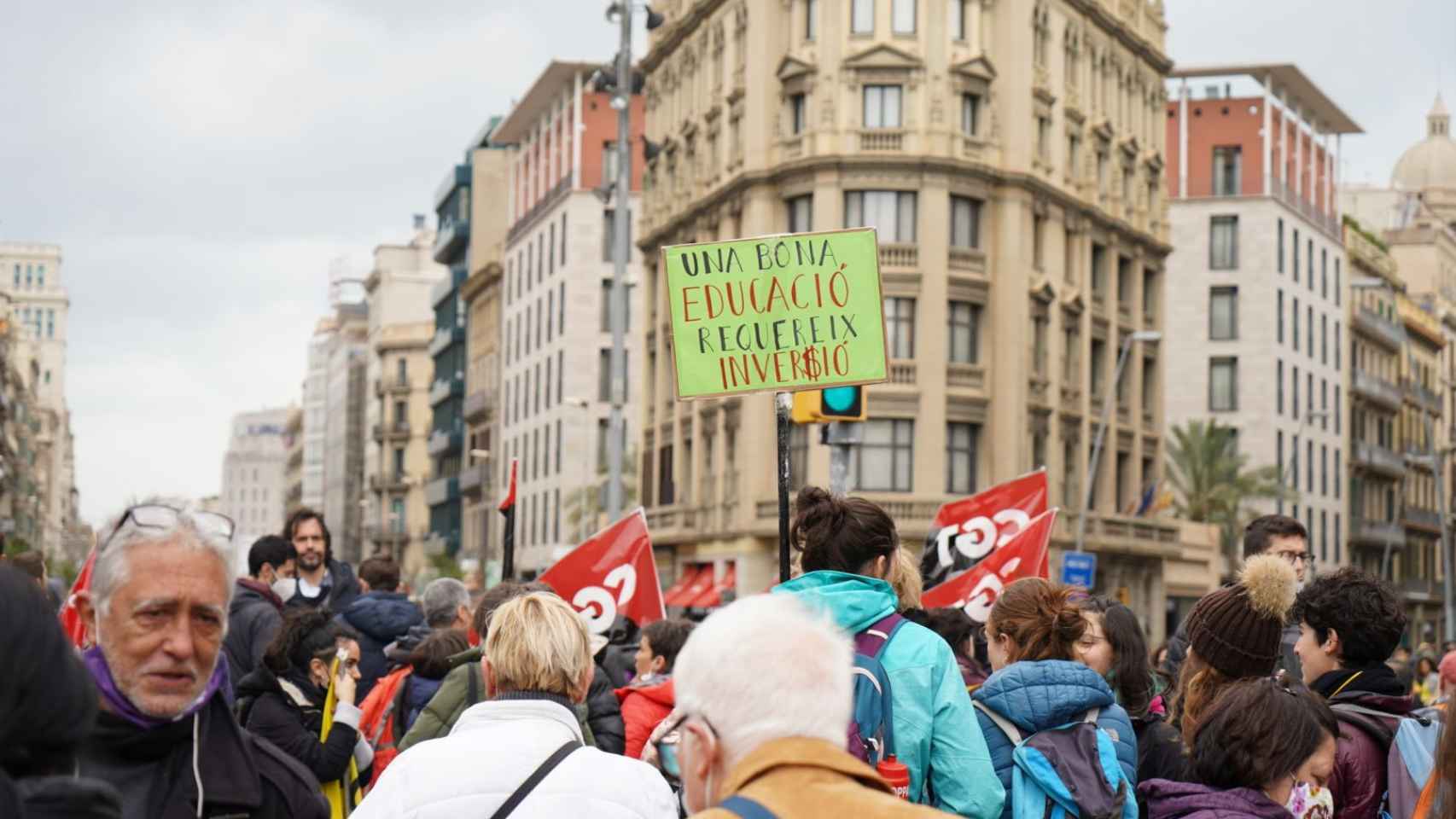 Manifestación de profesores en la plaza Universitat de Barcelona / METRÓPOLI