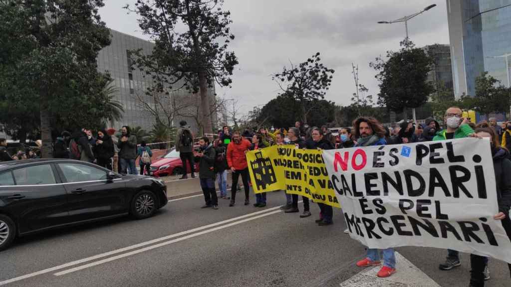 Los manifestantes cortan la Ronda Litoral de Barcelona en apoyo a la huelga educativa. - USTEC