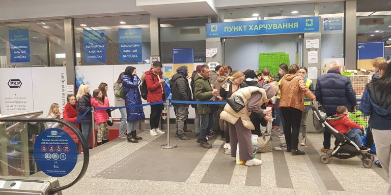 Colas de refugiados en la estación de Dworzec Główny Tunel / CEDIDA - PAU AMES