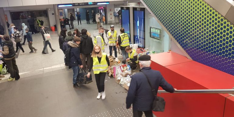 Refugiados y voluntarios en la estación de Dworzec Główny Tunel / CEDIDA - PAU AMES