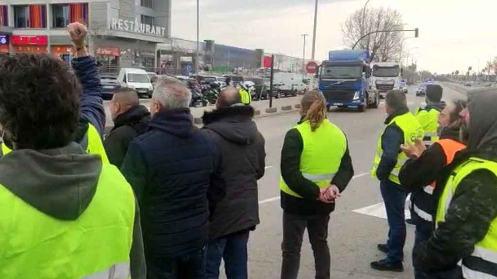 Transportistas en la concentración de este viernes en la Zona Franca de Barcelona / ÉLITE TAXI