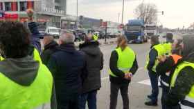 Transportistas en la concentración de este viernes en la Zona Franca de Barcelona / ÉLITE TAXI