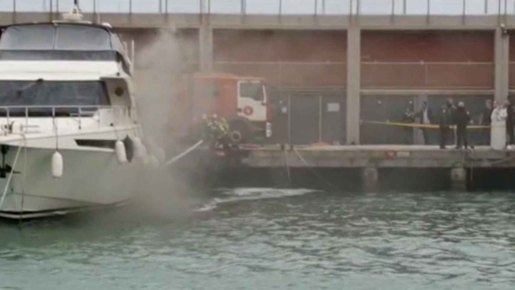 Imágenes del incendio de un barco en el Port de Barcelona / METRÓPOLI