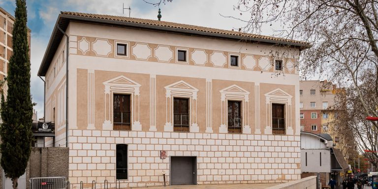 Fachada de la antigua masía de Can Basté en el Turó de la Peira / INMA SANTOS