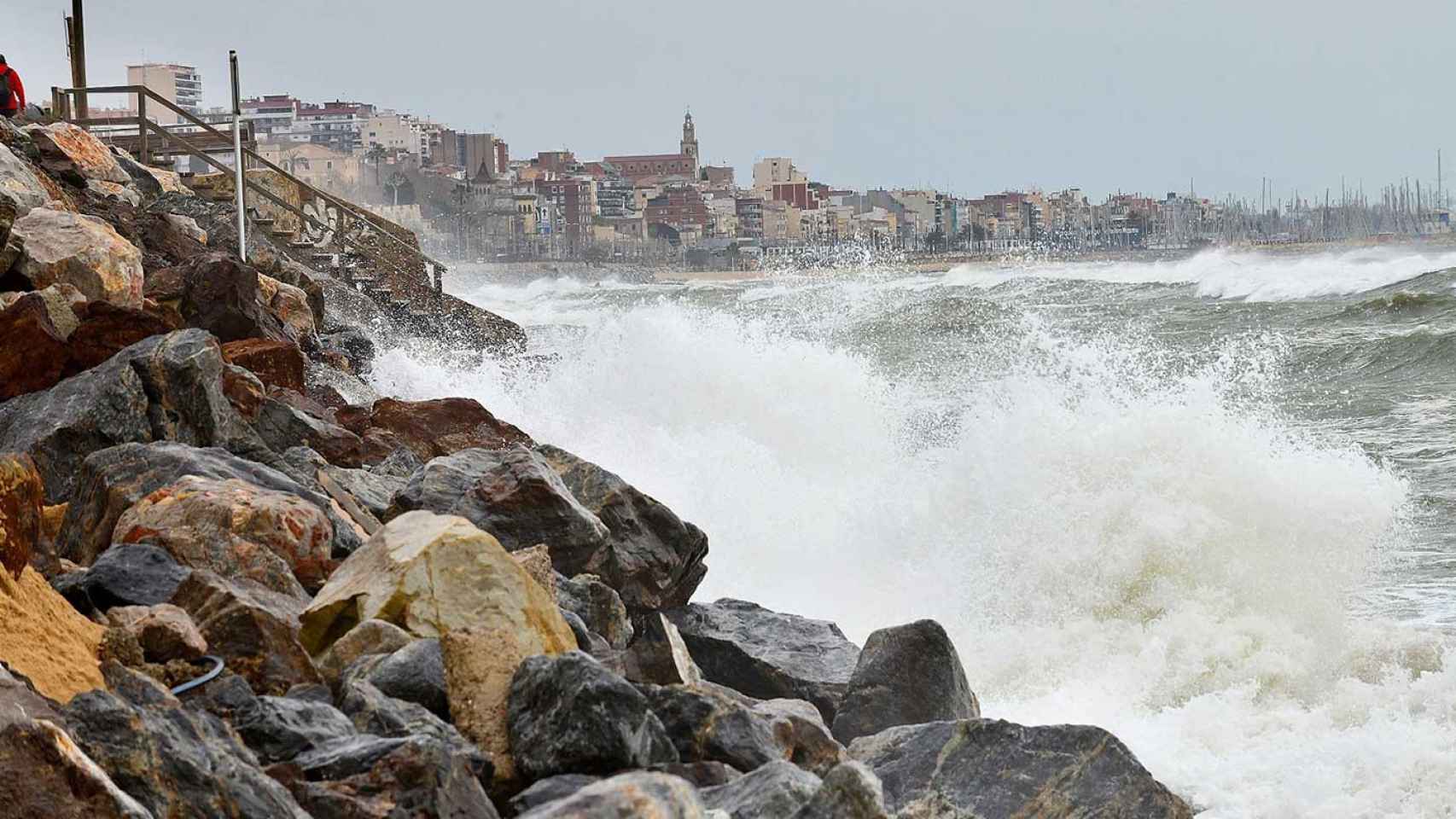 La playa de Montgat ha quedado maltrecha tras el último temporal / EP