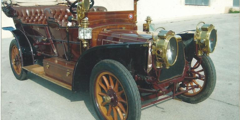 El Panhard-Levassor X19, uno de los coches de la exposición de coches de época por el Rally BCN-Sitges / RALLY BCN-SITGES