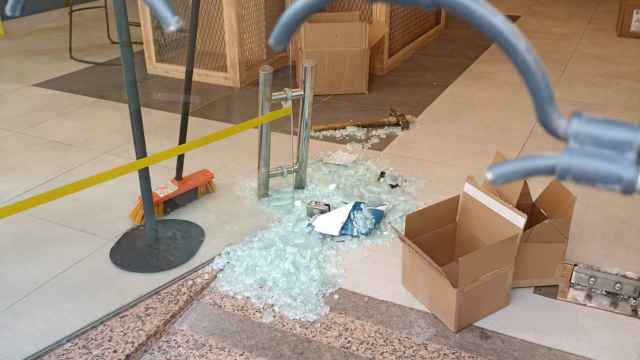 Ladrones agujeran la valla metálica y rompen la puerta de cristal de la tienda Maslife antes de entrar a robar / METRÓPOLI