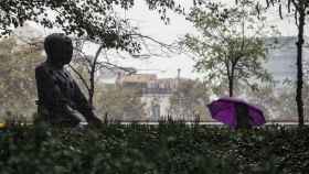 Una mujer pasea bajo la lluvia en el barrio del Poblenou de Barcelona / AYUNTAMIENTO DE BARCELONA