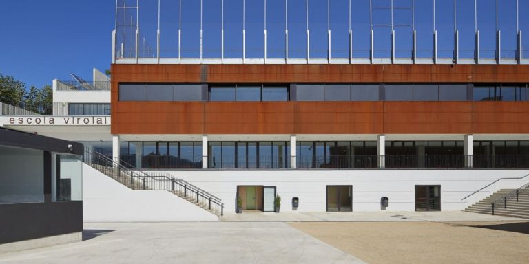 Exterior del colegio Virolai de Barcelona