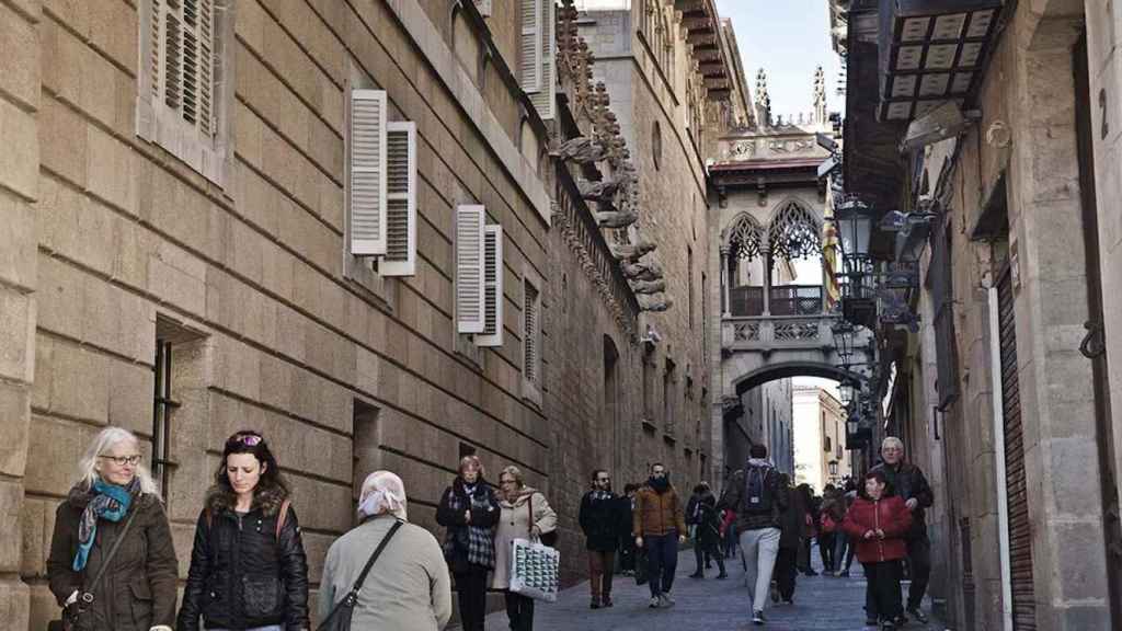 Puente del Bisbe de Barcelona, uno de los entresijos llenos de misterio del barrio Gòtic