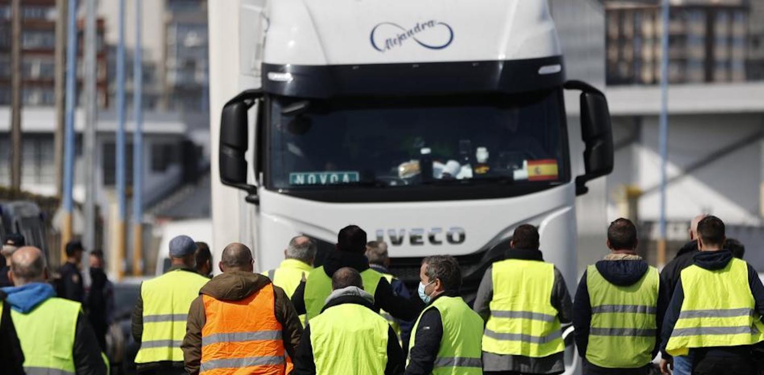 Un piquete informativo durante la huelga de transportistas de los últimos días / EFE