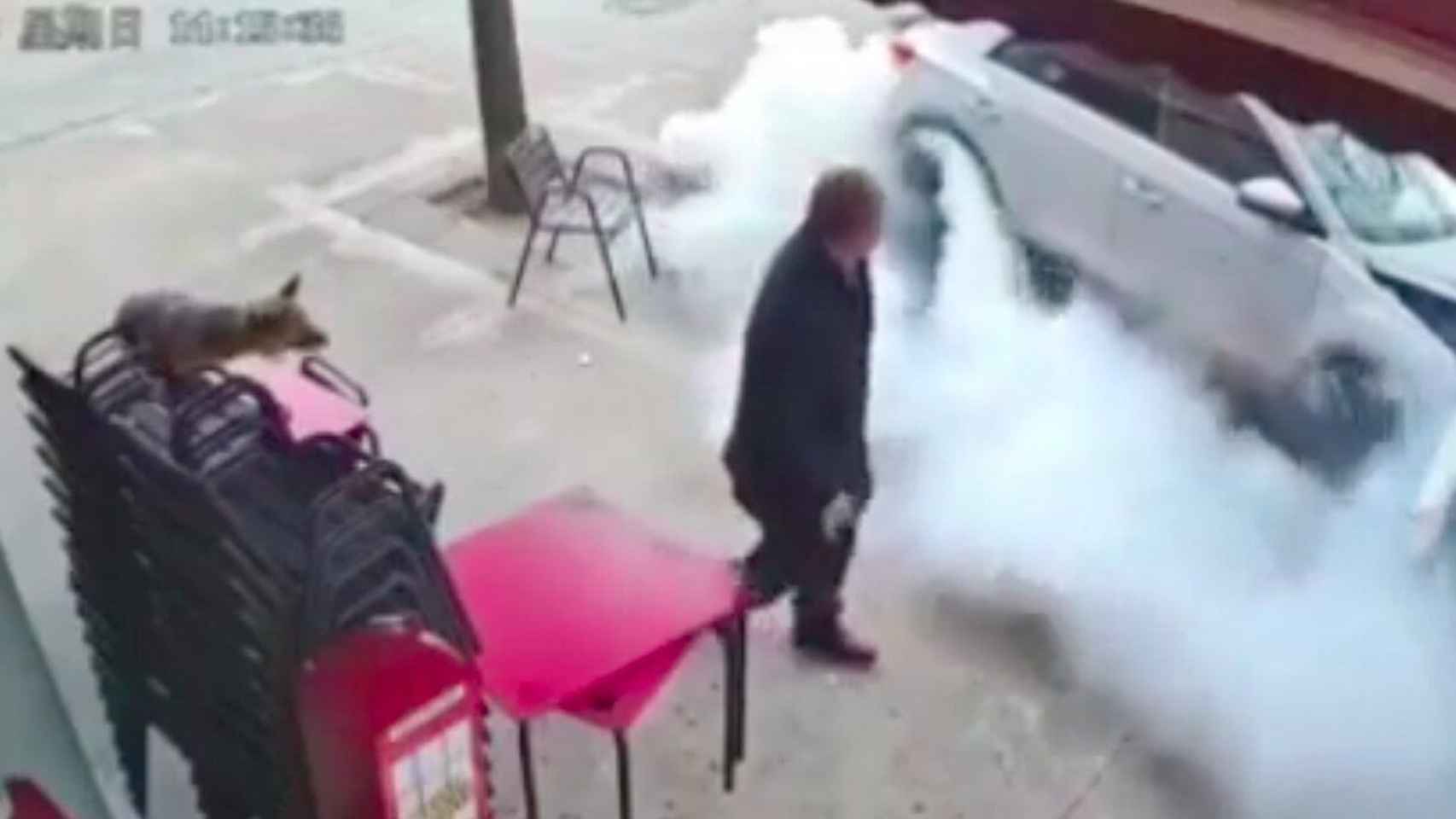 Un coche se estrella contra una terraza y arrolla a cuatro personas en Sabadell / POLICIA24H