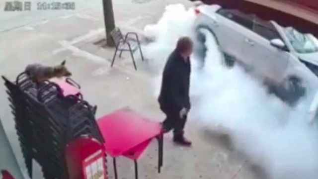 Un coche se estrella contra una terraza y arrolla a cuatro personas en Sabadell / POLICIA24H