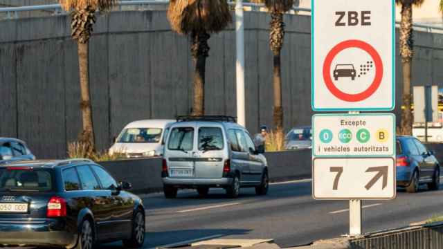 Cartel de la Zona de Bajas Emisiones en la Ronda de Dalt / AJ BCN