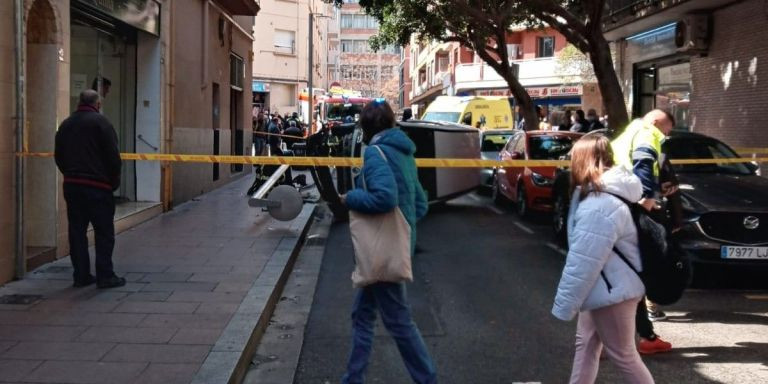 Peatones pasan junto al lugar del accidente del Bon Pastor / CEDIDA