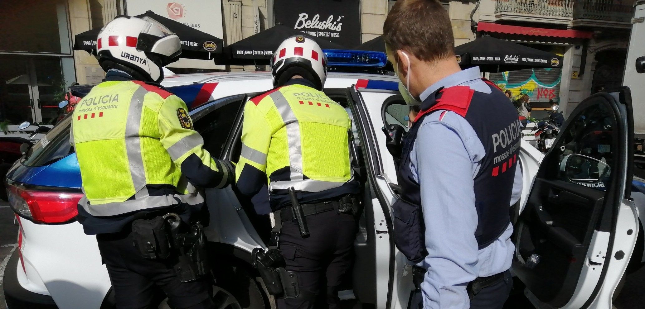 Agentes de los Mossos introducen a un arrestado este fin de semana en Barcelona / TWITTER MOSSOS