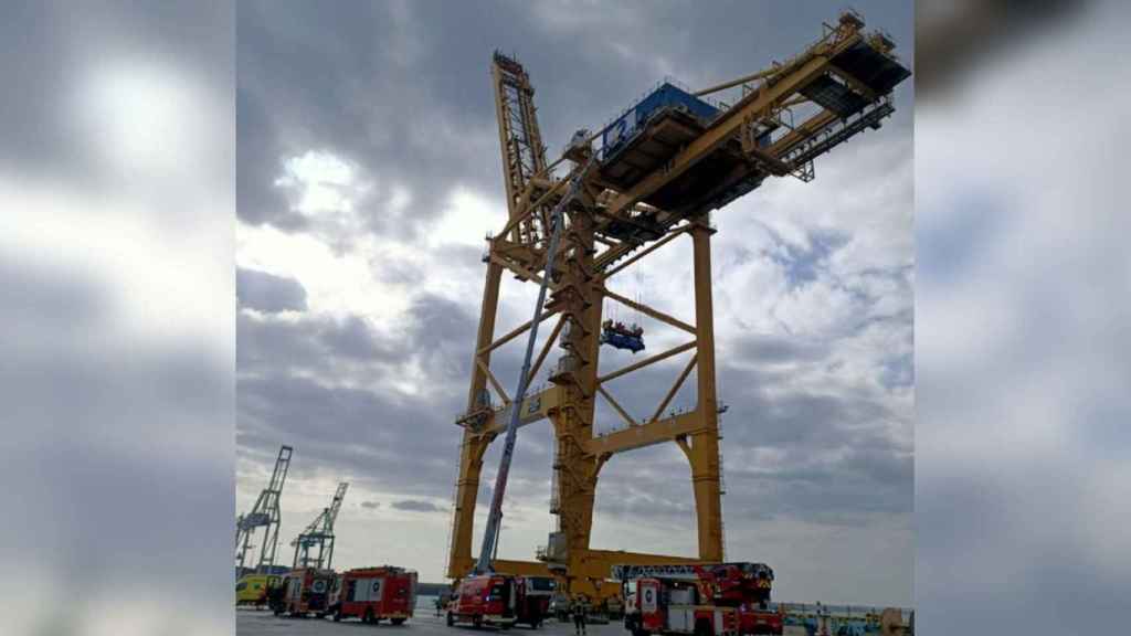 Grúa del Port de Barcelona donde ha caído el empleado / BOMBERS