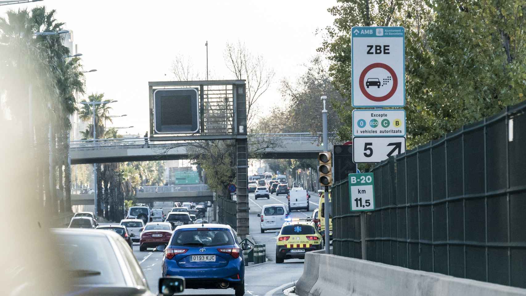 Cartel de la ZBE en la Ronda de Dalt de Barcelona / AJ BCN