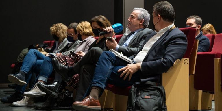 El concejal Óscar Benítez, junto a Pau Solanilla, en el acto en Esade / LUIS MIGUEL AÑÓN (MA)