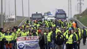 Transportistas cortan la ronda Litoral en protesta por el precio de los carburantes / EFE