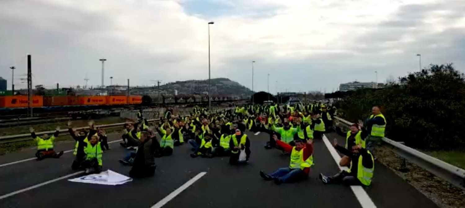 Transportistas cortan la ronda Litoral en protesta por el precio de los carburantes / RTVE