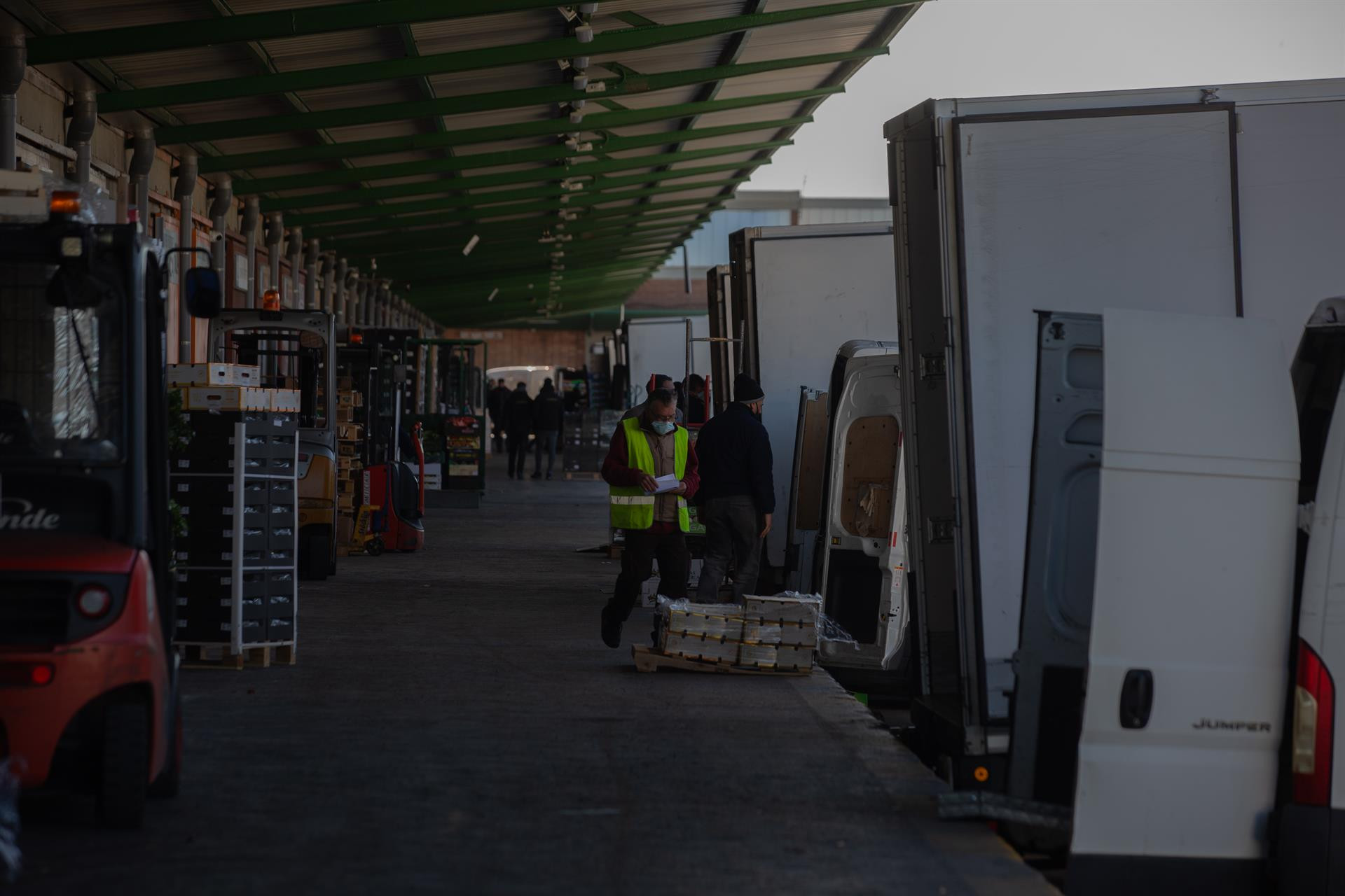 Varias personas trabajando en Mercabarna en una imagen de archivo / EUROPA PRESS