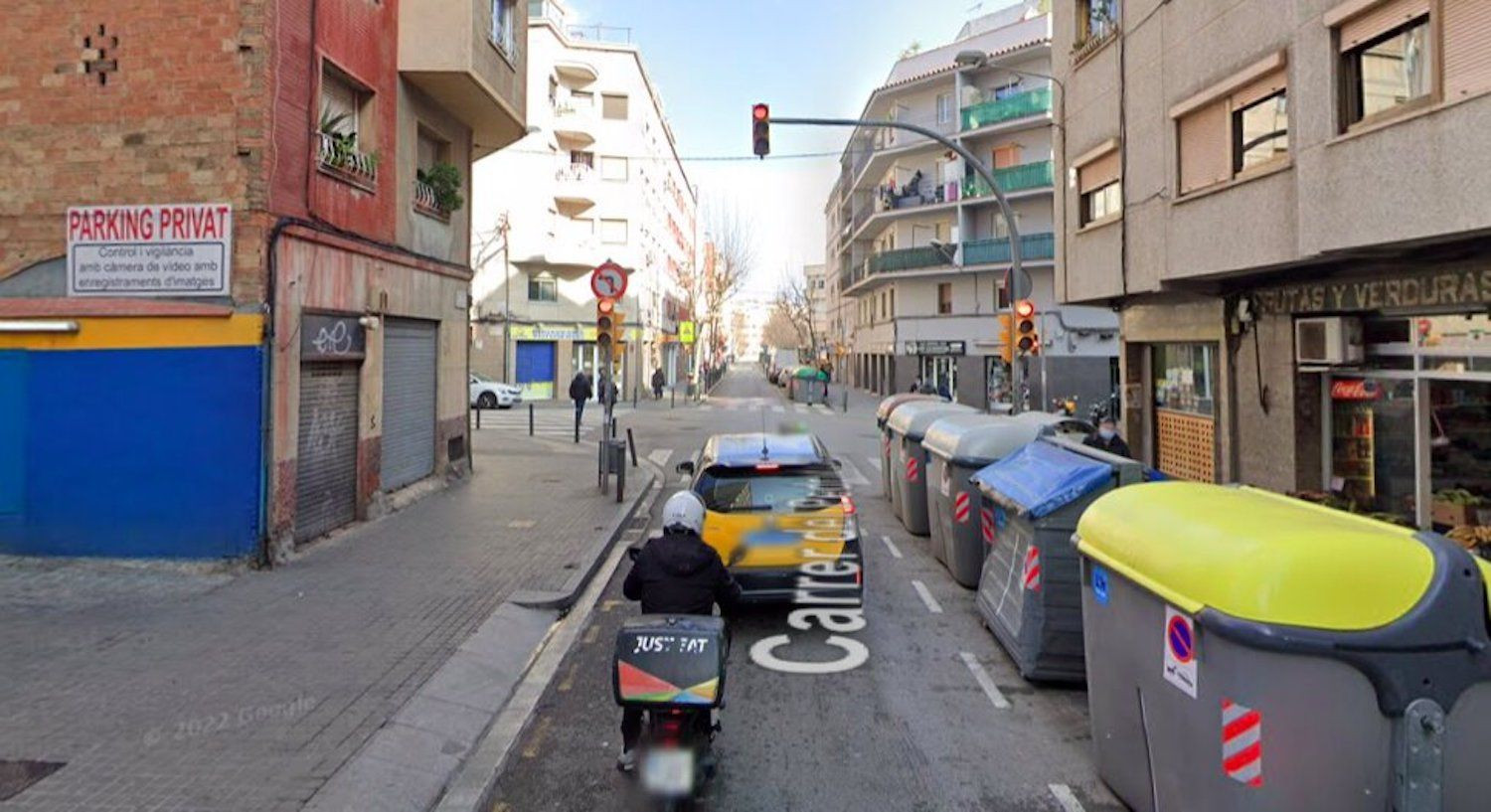 La calle del Pedraforca a la altura de la calles de les Bòbiles, donde ocurrió el ataque con la catana / GOOGLE STREET VIEW