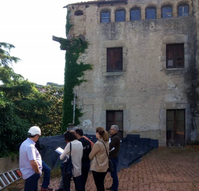 Operarios reparando la Torre Codina en 2018 / AYUNTAMIENTO DE BADALONA