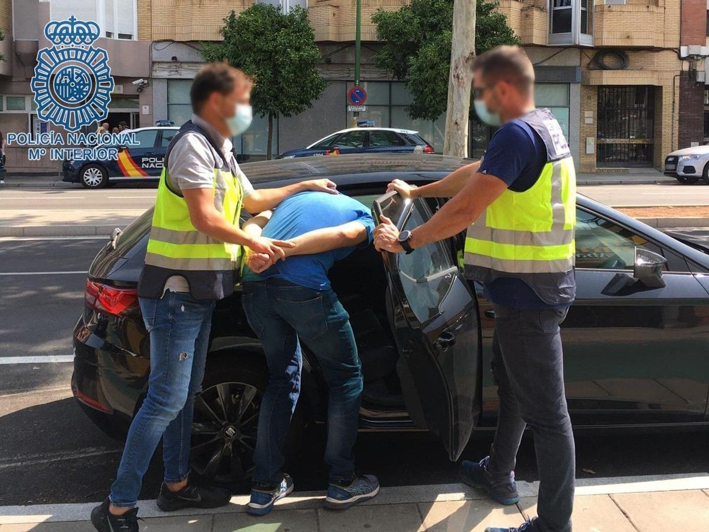 Agentes de la Policía Nacional con un detenido / POLICÍA NACIONAL