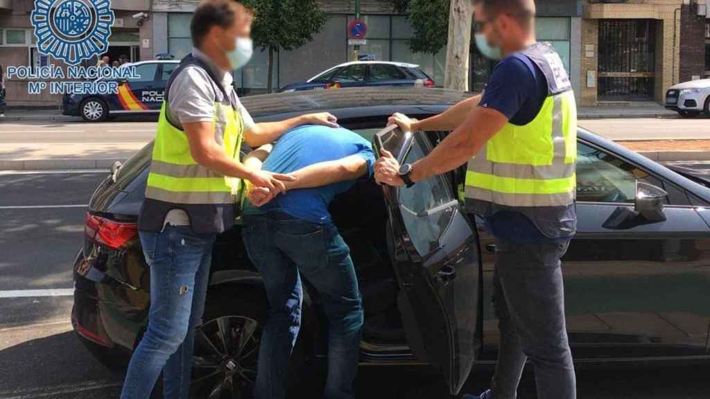 Agentes de la Policía Nacional con un detenido / POLICÍA NACIONAL