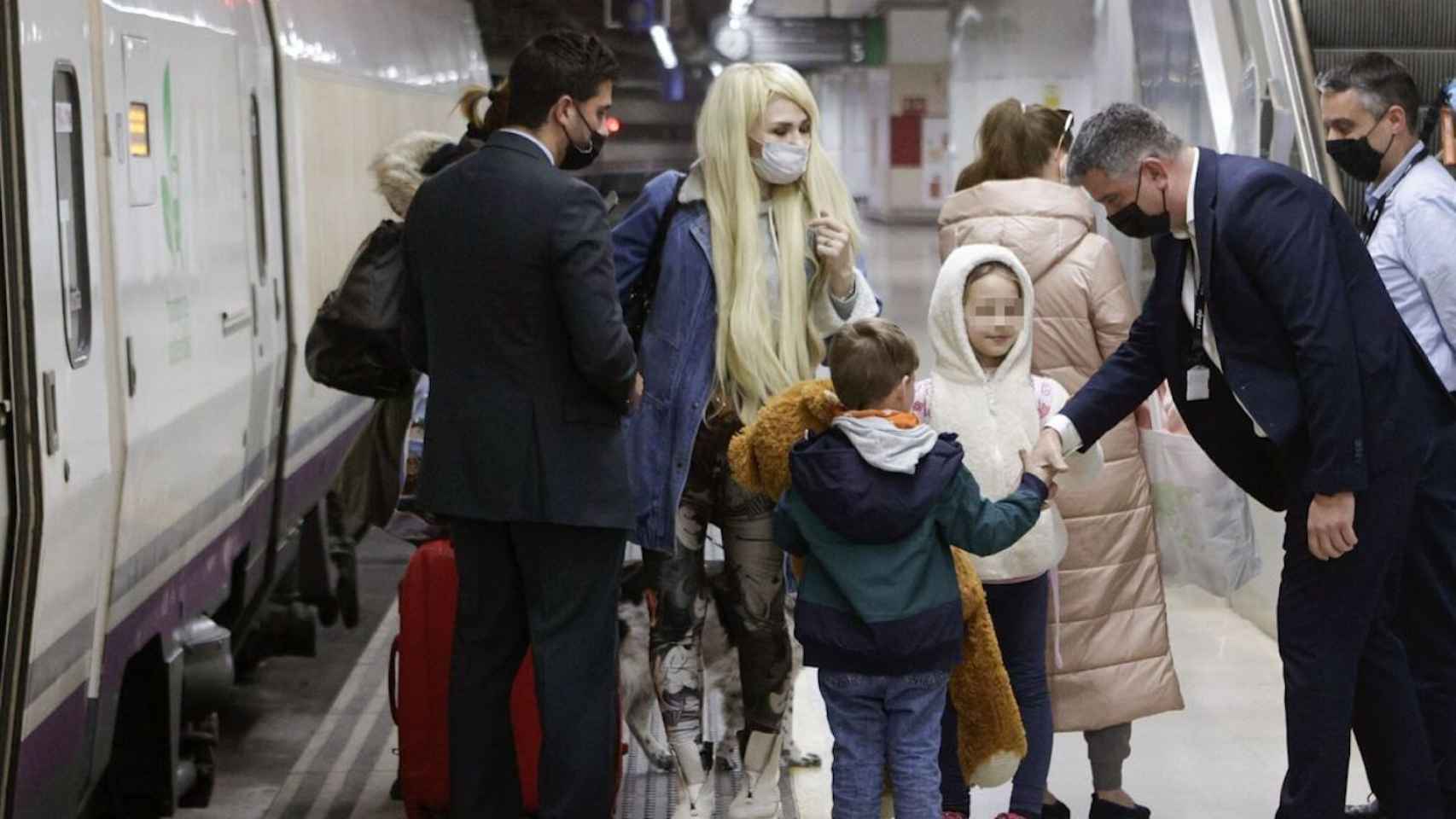 Refugiados procedentes de Ucrania, en la estación de Barcelona Sants / EFE